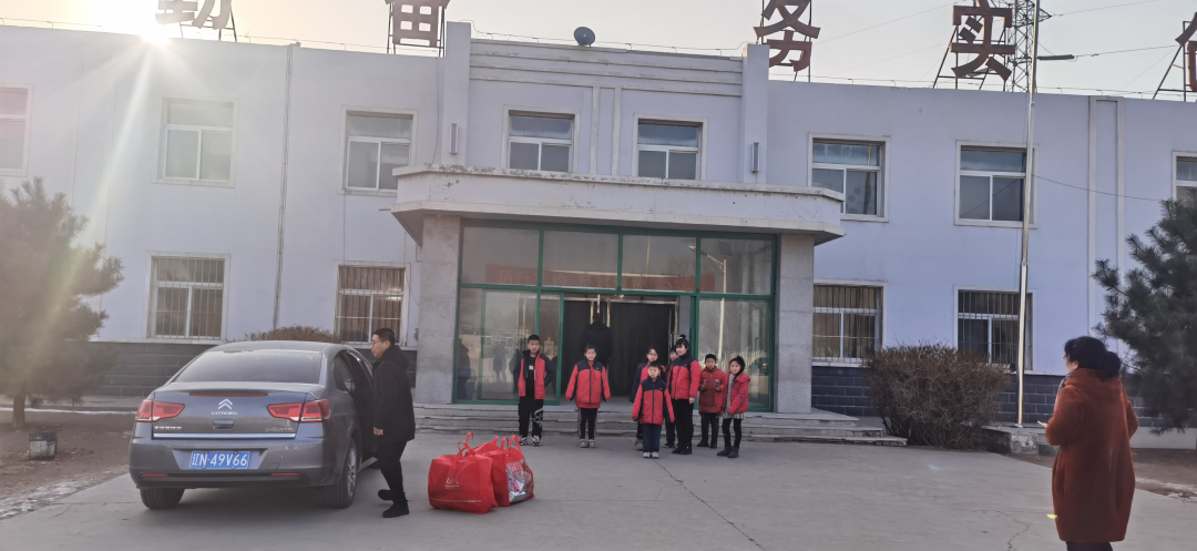 愛心幫扶貧困生，冰河助學暖人心